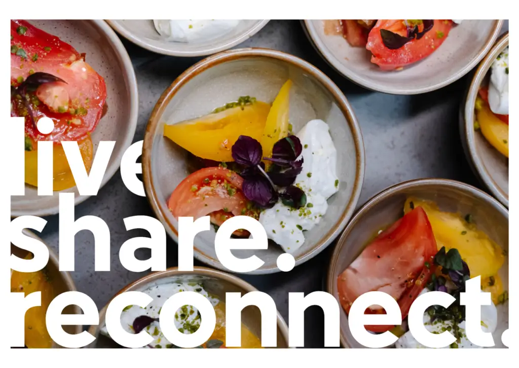 Cette carte postale de Tero met en avant son service traiteur à travers une esthétique raffinée et conviviale. Sur une table en pierre grise, plusieurs assiettes en céramique sont élégamment disposées, contenant une salade fraîche et colorée composée de tomates rouges et jaunes, de burrata onctueuse, de pistaches concassées et de feuilles de basilic pourpre. Le texte en blanc superposé, « live. share. reconnect. », incarne l'esprit de partage et de moments gourmands que Tero souhaite transmettre à travers sa cuisine. L’image reflète l'engagement de la marque pour une alimentation saine, locale et savoureuse, idéale pour des événements où la gastronomie rime avec plaisir et convivialité.