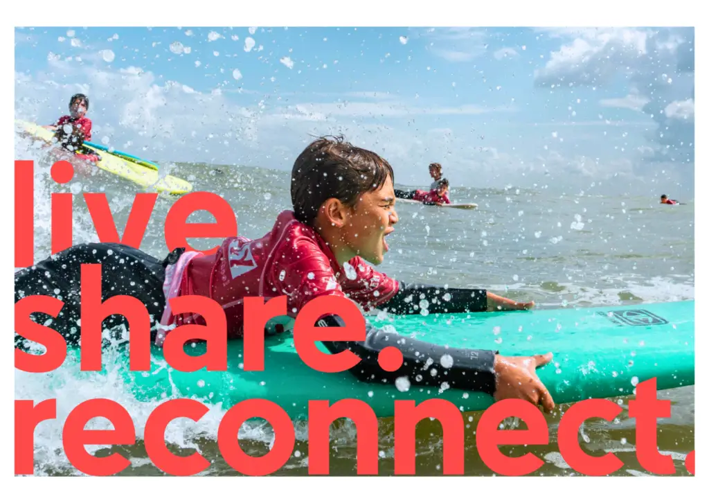 Cette carte postale de tero illustre l’énergie et l’enthousiasme des Kids Camps à Knokke, une expérience inoubliable où les enfants découvrent les joies du surf et des sports nautiques. Sous un ciel bleu éclatant, un jeune surfeur, allongé sur sa planche turquoise, affronte les vagues avec excitation. Des éclaboussures d’eau cristalline ajoutent du mouvement et de la fraîcheur à la scène, tandis qu’en arrière-plan, d’autres enfants profitent également de l’océan. Le texte en rouge vif, « live. share. reconnect. », exprime parfaitement l’esprit des Kids Camps : vivre des sensations fortes, partager des moments d’apprentissage et se reconnecter à la nature. Plus qu’un simple stage, c’est une aventure où chaque enfant développe sa confiance, son esprit d’équipe et son amour pour la mer.