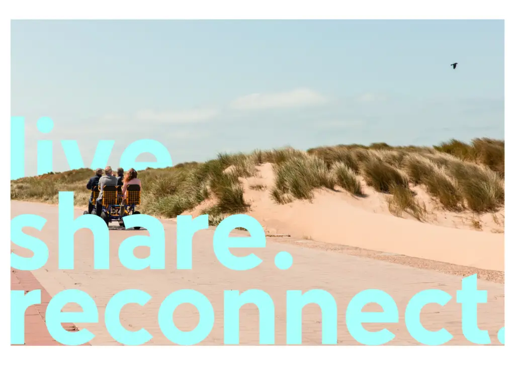 Cette carte postale capture un instant de liberté et de partage en bord de mer lors d'un teambuilding. Sur une promenade pavée longeant les dunes de sable, un groupe de personnes pédale ensemble sur un kuikstax, profitant de l'air marin et du paysage naturel. Le vent fait onduler les hautes herbes sur les dunes, tandis qu’un oiseau plane dans le ciel dégagé. Le texte en bleu clair, « live. share. reconnect. », reflète l’esprit de Tero, une invitation à vivre des moments authentiques, à partager des expériences uniques et à se reconnecter avec la nature et les autres. Parfaitement intégré dans un cadre paisible et ressourçant, Tero à Knokke propose une escapade où bien-être et convivialité sont au rendez-vous.