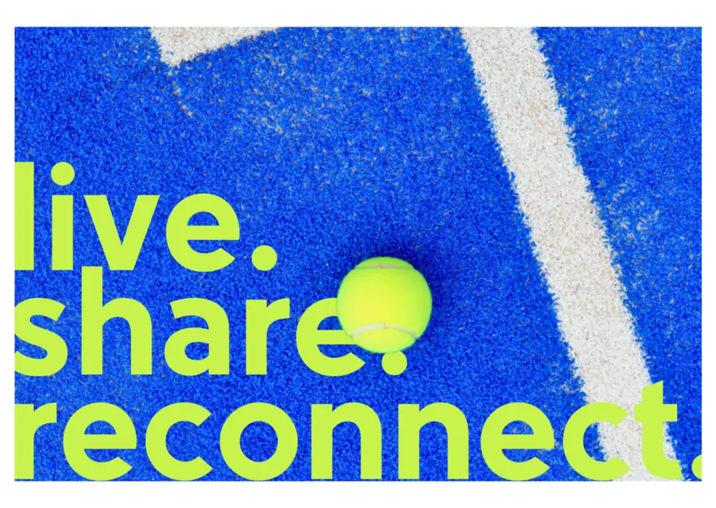 Cette carte postale épurée met en avant l’essence du Tero Padel Club. Une balle de padel jaune fluo repose sur un terrain bleu vibrant, contrastant avec la texture granuleuse du sol et les lignes blanches du terrain. Le texte en grand, « live. share. reconnect. », exprime l'esprit de la marque : une invitation à vivre pleinement l’instant, à partager des moments sportifs et à se reconnecter avec soi-même et les autres. Plus qu’un simple sport, le padel chez Tero est une expérience accessible et conviviale, où plaisir et performance se rejoignent dans un cadre moderne et accueillant.