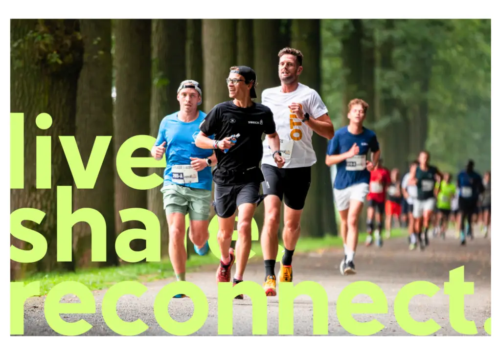 Cette carte postale de Tero met en avant son engagement pour le bien-être et le sport à travers un événement de course à pied. Capturée en pleine nature, elle montre un groupe de coureurs en action sur une allée bordée de grands arbres, symbolisant un mode de vie actif et une connexion avec l’environnement. Trois sportifs en premier plan, souriants et déterminés, incarnent l’esprit de communauté et de dépassement de soi. Le texte en grand et en vert clair, « live. share. reconnect. », traduit les valeurs de Tero : vivre pleinement, partager des moments forts et se reconnecter à soi-même et aux autres. Cette image illustre l’engagement de la marque pour une approche équilibrée du sport, du bien-être et de la convivialité.